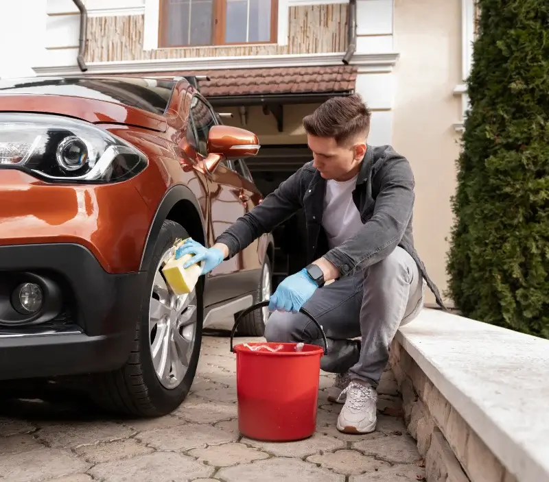 Lavage auto à domicile Soleymieux : professionnel intervenant sur un véhicule